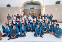 Wakil Rektor III Umuslim Peusangan, Kabupaten Bireuen, Dr drh Zulfikar, MSi bersama mahasiswa KKMT di Gampong Pante Lhong, Rabu (22/7).