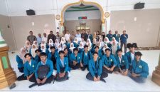 Wakil Rektor III Umuslim Peusangan, Kabupaten Bireuen, Dr drh Zulfikar, MSi bersama mahasiswa KKMT di Gampong Pante Lhong, Rabu (22/7).