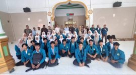 Wakil Rektor III Umuslim Peusangan, Kabupaten Bireuen, Dr drh Zulfikar, MSi bersama mahasiswa KKMT di Gampong Pante Lhong, Rabu (22/7).