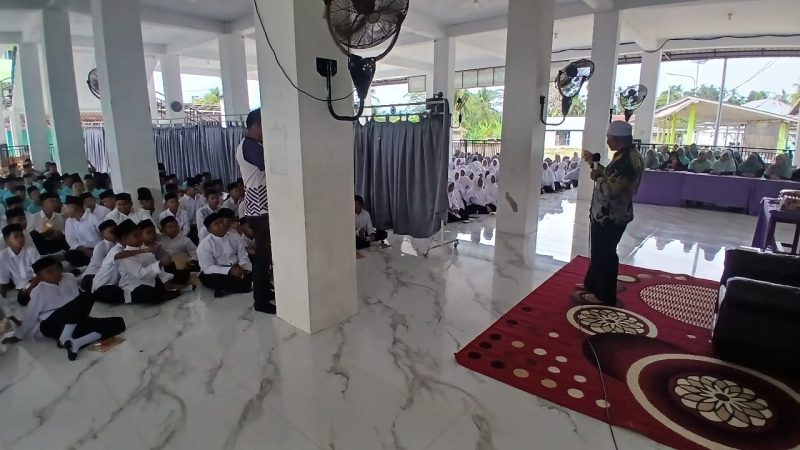 Pimpinan Yayasan Az Zanjabil, Drs Tgk H Akhtiar Ismail, Lc MA lagi menyampaikan arahannya, Rabu (15/7) pagi.