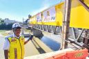 Asisten BMN BPJN) Aceh Satker Wilayah I, Fachruddin melihat SGB 57 meter sudah dipasang ke arah tengah jembatan baru Krueng Tingkeum Kutablang Bireuen, Senin (27/7) pagi.