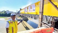 Asisten BMN BPJN) Aceh Satker Wilayah I, Fachruddin melihat SGB 57 meter sudah dipasang ke arah tengah jembatan baru Krueng Tingkeum Kutablang Bireuen, Senin (27/7) pagi.