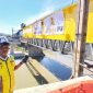 Asisten BMN BPJN) Aceh Satker Wilayah I, Fachruddin melihat SGB 57 meter sudah dipasang ke arah tengah jembatan baru Krueng Tingkeum Kutablang Bireuen, Senin (27/7) pagi.