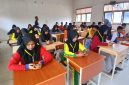 Siswa baru SMKN 1 Gandapura lagi mengikuti asesmen dalam kegiatan MPLS, Jumat (17/7) pagi.