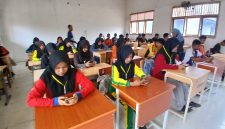 Siswa baru SMKN 1 Gandapura lagi mengikuti asesmen dalam kegiatan MPLS, Jumat (17/7) pagi.