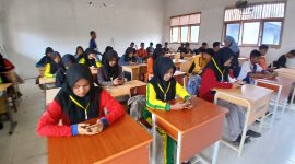 Siswa baru SMKN 1 Gandapura lagi mengikuti asesmen dalam kegiatan MPLS, Jumat (17/7) pagi.