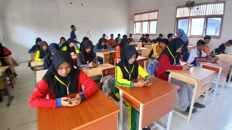 Siswa baru SMKN 1 Gandapura lagi mengikuti asesmen dalam kegiatan MPLS, Jumat (17/7) pagi.