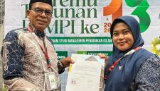Dosen Prodi MPI Fakultas Tarbiyah UIA Paya Lipah Peusangan, Kabupaten Bireuen, Drs Yusri MA raih penghargaan nasional, di ajang MPI Award 2026 di Universitas Nurul Jadid (UNUJA), Situbondo, Provinsi Jawa Timur, Jumat (24/7).