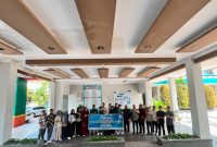 Wakil Rektor I UNIKI Bireuen, Dr Mai Simahatie, SE.,MM melepas keberangkatan mahasiswa ikuti PEKSIMIDA Aceh XVII Tahun 2026, di kampus UNIKI, Sabtu (25/7) pagi.