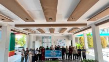 Wakil Rektor I UNIKI Bireuen, Dr Mai Simahatie, SE.,MM melepas keberangkatan mahasiswa ikuti PEKSIMIDA Aceh XVII Tahun 2026, di kampus UNIKI, Sabtu (25/7) pagi.