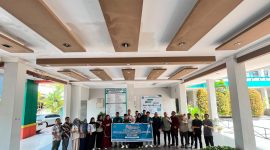 Wakil Rektor I UNIKI Bireuen, Dr Mai Simahatie, SE.,MM melepas keberangkatan mahasiswa ikuti PEKSIMIDA Aceh XVII Tahun 2026, di kampus UNIKI, Sabtu (25/7) pagi.
