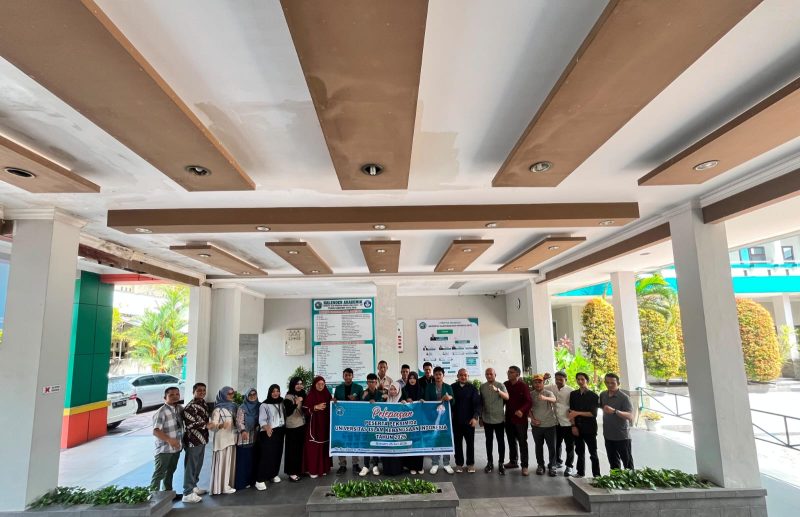 Wakil Rektor I UNIKI Bireuen, Dr Mai Simahatie, SE.,MM melepas keberangkatan mahasiswa ikuti PEKSIMIDA Aceh XVII Tahun 2026, di kampus UNIKI, Sabtu (25/7) pagi.