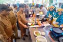Wakil Bupati Bireuen, Ir H Razuardi, MT melihat ibu-ibu lagi memasak mengikuti lomba menu serba ikan di Pendopo, Selasa (21/7) pagi.