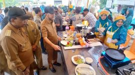Wakil Bupati Bireuen, Ir H Razuardi, MT melihat ibu-ibu lagi memasak mengikuti lomba menu serba ikan di Pendopo, Selasa (21/7) pagi.