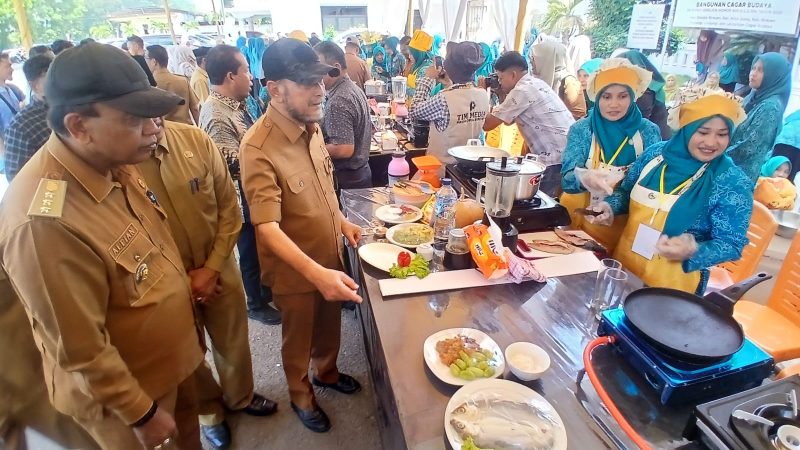 Wakil Bupati Bireuen, Ir H Razuardi, MT melihat ibu-ibu lagi memasak mengikuti lomba menu serba ikan di Pendopo, Selasa (21/7) pagi.