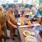 Wakil Bupati Bireuen, Ir H Razuardi, MT melihat ibu-ibu lagi memasak mengikuti lomba menu serba ikan di Pendopo, Selasa (21/7) pagi.