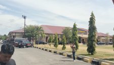 Suasana halaman Mapolres Bireuen, saat para wartawan meninggalkan lokasi konferensi pers, Minggu (26/7)