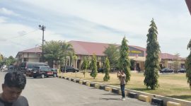 Suasana halaman Mapolres Bireuen, saat para wartawan meninggalkan lokasi konferensi pers, Minggu (26/7)