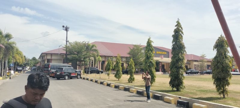 Suasana halaman Mapolres Bireuen, saat para wartawan meninggalkan lokasi konferensi pers, Minggu (26/7)