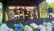 Kankemenag Bireuen, Dr H Zulkifli, S.Ag.,MPd bersama Kepala MAN 3 Bireuen, Nur Azizah, SAg dan pejabat terkait memukul rapai pembukaan kegiatan Aksimasi ke-4 di gelar MAN 3 Bireuen, Senin (31/8) pagi. (Rahmat Hidayat)