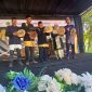 Kankemenag Bireuen, Dr H Zulkifli, S.Ag.,MPd bersama Kepala MAN 3 Bireuen, Nur Azizah, SAg dan pejabat terkait memukul rapai pembukaan kegiatan Aksimasi ke-4 di gelar MAN 3 Bireuen, Senin (31/8) pagi. (Rahmat Hidayat)