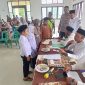 Panitia melayani peserta ambil nomor urut mengikuti lomba tilawah kanak-kanak di gedung serbaguna Kecamatan Peusangan Selatan, Rabu (12/8) pagi.
