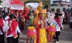 Ribuan Siswa Bireuen Antusias Ikuti Pawai Budaya HUT ke-81 Kemerdekaan Republik