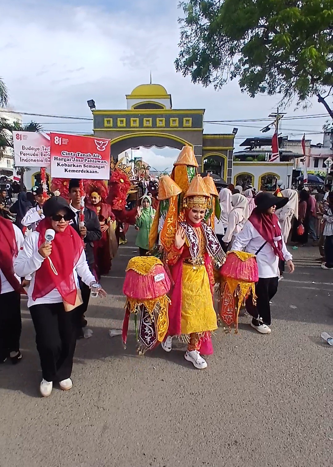 Siswa-siswi berbagai jenjang pendidikan di Kabupaten Bireuen antusias ikuti karnaval atau pawai budaya semarak HUT ke-81 Kemerdekaan Republik Indonesia, Selasa (18/8) siang.