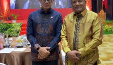 Bupati Bireuen, Ir H Mukhlis ST bersama Wamendagri Bima Arya Sugiarto disela pengukuhan Forum KKA