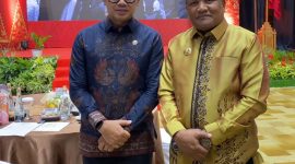 Bupati Bireuen, Ir H Mukhlis ST bersama Wamendagri Bima Arya Sugiarto disela pengukuhan Forum KKA