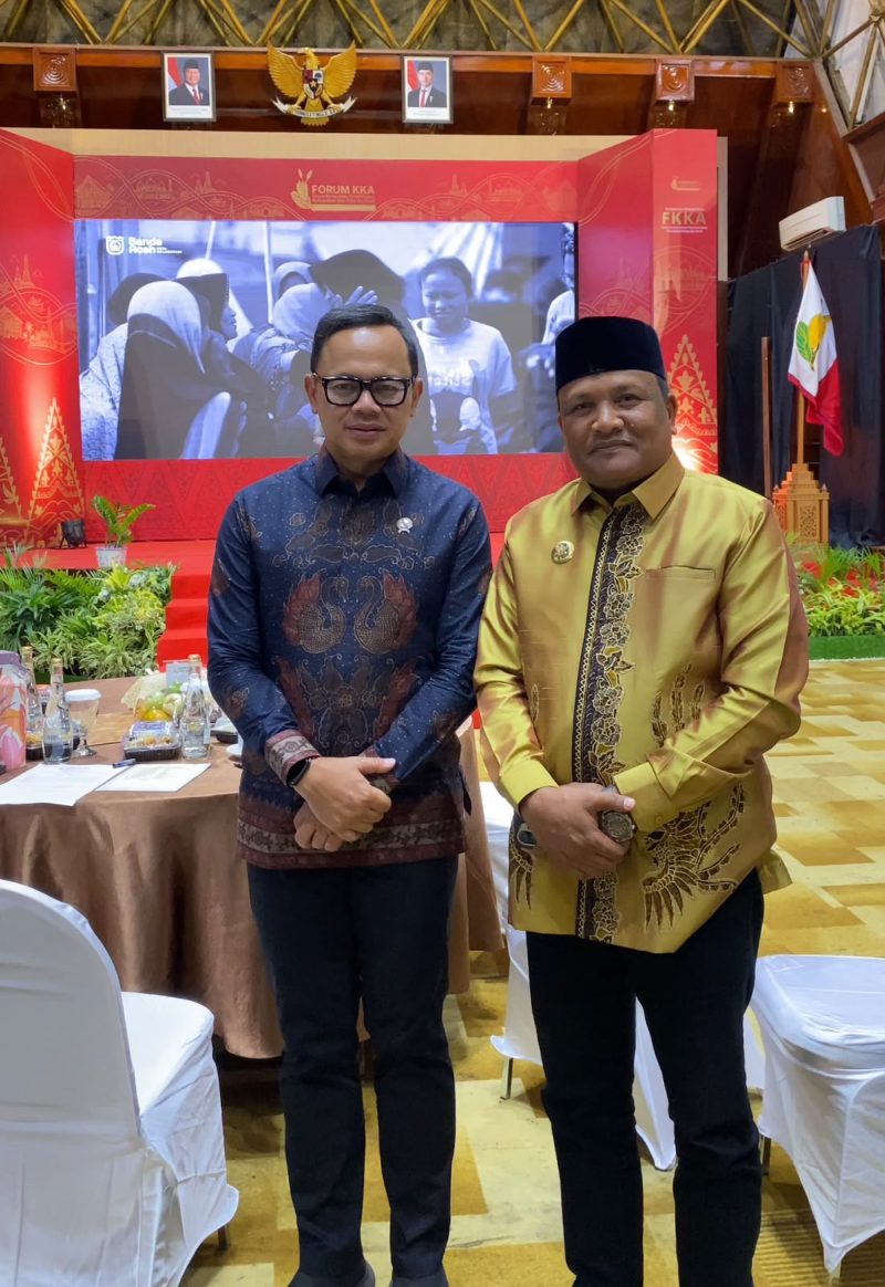 Bupati Bireuen, Ir H Mukhlis ST bersama Wamendagri Bima Arya Sugiarto disela pengukuhan Forum KKA