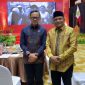 Bupati Bireuen, Ir H Mukhlis ST bersama Wamendagri Bima Arya Sugiarto disela pengukuhan Forum KKA