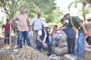 Bupati Bireuen, Ir H Mukhlis, ST meletakkan batu pertama pembangunan rumah layak huni bagi warga kurang mampu, Sabtu (15/8) pagi.