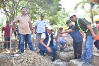 Bupati Bireuen, Ir H Mukhlis, ST meletakkan batu pertama pembangunan rumah layak huni bagi warga kurang mampu, Sabtu (15/8) pagi.