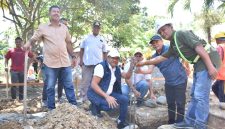 Bupati Bireuen, Ir H Mukhlis, ST meletakkan batu pertama pembangunan rumah layak huni bagi warga kurang mampu, Sabtu (15/8) pagi.