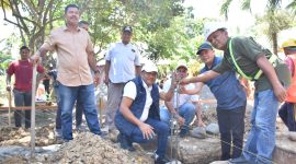 Bupati Bireuen, Ir H Mukhlis, ST meletakkan batu pertama pembangunan rumah layak huni bagi warga kurang mampu, Sabtu (15/8) pagi.