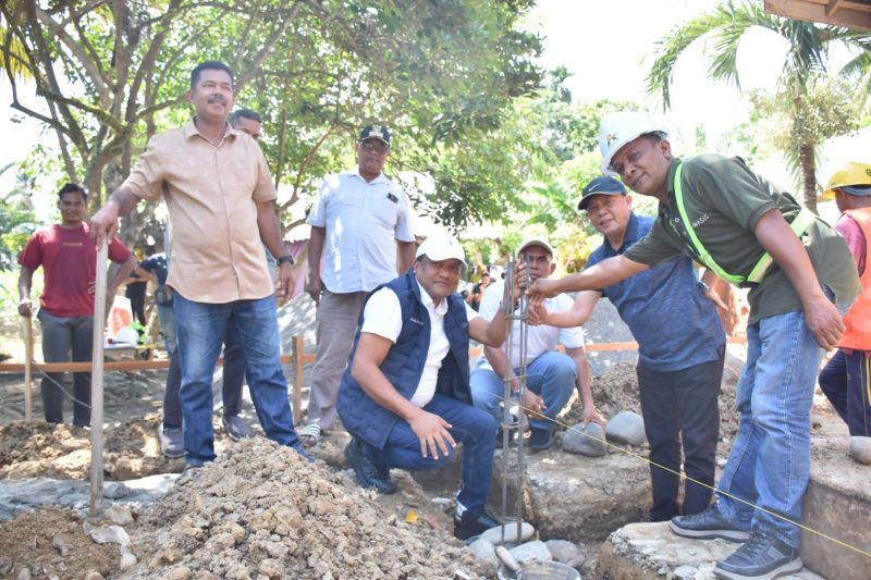 Bupati Bireuen, Ir H Mukhlis, ST meletakkan batu pertama pembangunan rumah layak huni bagi warga kurang mampu, Sabtu (15/8) pagi.