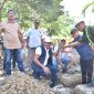 Bupati Bireuen, Ir H Mukhlis, ST meletakkan batu pertama pembangunan rumah layak huni bagi warga kurang mampu, Sabtu (15/8) pagi.