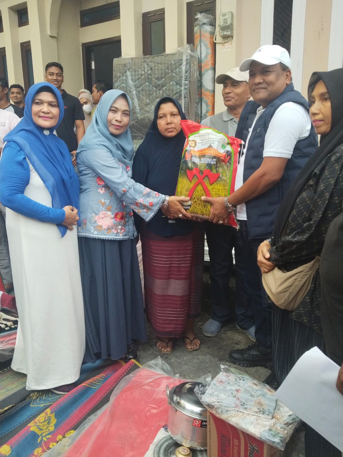 Bupati H Mukhlis ST menyerahkan bantuan masa panik, bagi korban kebakaran di Dusun Geudong Teungoh, Minggu (9/8) sore