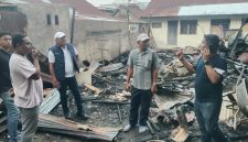Bupati H Mukhlis ST melihat langsung puing-puing kebakaran rumah warga Geudong Teungoeh yang ludes terbakar, Minggu (9/8) sore.