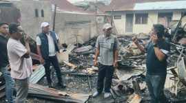 Bupati H Mukhlis ST melihat langsung puing-puing kebakaran rumah warga Geudong Teungoeh yang ludes terbakar, Minggu (9/8) sore.