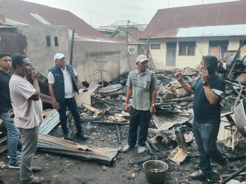 Bupati H Mukhlis ST melihat langsung puing-puing kebakaran rumah warga Geudong Teungoeh yang ludes terbakar, Minggu (9/8) sore.