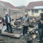 Bupati H Mukhlis ST melihat langsung puing-puing kebakaran rumah warga Geudong Teungoeh yang ludes terbakar, Minggu (9/8) sore.