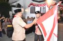 Bupati Bireuen selaku Kamabicab Ir H Mukhlis, ST menerima penyerahan bendera kontingen dari Kakwarcab Ir H Razuardi, MT saat pelepasan peserta Jambore Nasional, di halaman Pendopo Bupati, Jumat (7/8) malam.