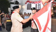 Bupati Bireuen selaku Kamabicab Ir H Mukhlis, ST menerima penyerahan bendera kontingen dari Kakwarcab Ir H Razuardi, MT saat pelepasan peserta Jambore Nasional, di halaman Pendopo Bupati, Jumat (7/8) malam.
