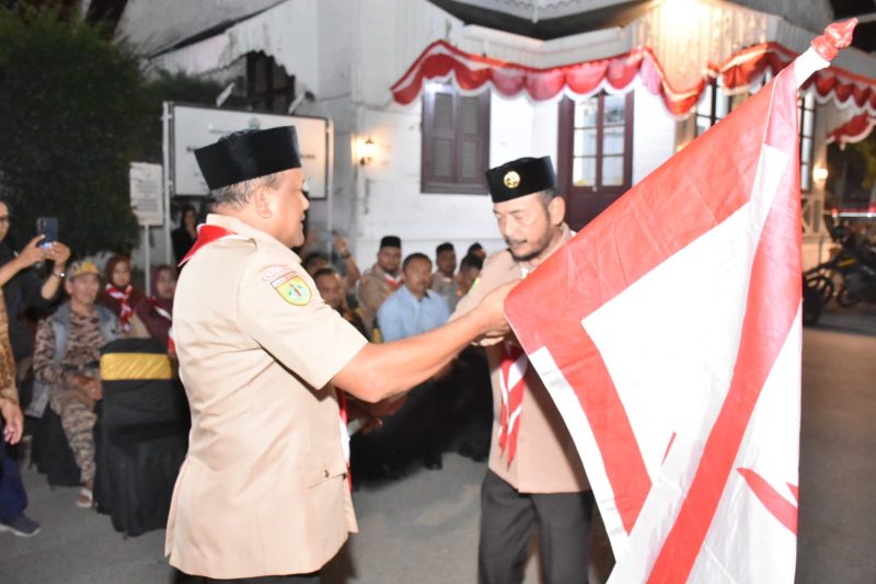 Bupati Bireuen selaku Kamabicab Ir H Mukhlis, ST menerima penyerahan bendera kontingen dari Kakwarcab Ir H Razuardi, MT saat pelepasan peserta Jambore Nasional, di halaman Pendopo Bupati, Jumat (7/8) malam.