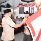 Bupati Bireuen selaku Kamabicab Ir H Mukhlis, ST menerima penyerahan bendera kontingen dari Kakwarcab Ir H Razuardi, MT saat pelepasan peserta Jambore Nasional, di halaman Pendopo Bupati, Jumat (7/8) malam.
