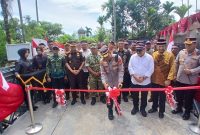 Kapolda Aceh,Irjen Pol Ruddi Setiawan, SIK.,SH.,MH bersama Wakil Bupati Bireuen, Ir H Razuardi, MT serta pejabat terkait meresmikan jembatan Bailey yang dibangun Polri di Gampong Meunasah Tambo, Kecamatan Jeunieb, Kamis (13/8) pagi.