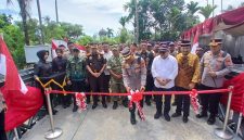 Kapolda Aceh,Irjen Pol Ruddi Setiawan, SIK.,SH.,MH bersama Wakil Bupati Bireuen, Ir H Razuardi, MT serta pejabat terkait meresmikan jembatan Bailey yang dibangun Polri di Gampong Meunasah Tambo, Kecamatan Jeunieb, Kamis (13/8) pagi.