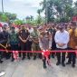Kapolda Aceh,Irjen Pol Ruddi Setiawan, SIK.,SH.,MH bersama Wakil Bupati Bireuen, Ir H Razuardi, MT serta pejabat terkait meresmikan jembatan Bailey yang dibangun Polri di Gampong Meunasah Tambo, Kecamatan Jeunieb, Kamis (13/8) pagi.